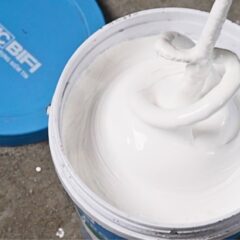 Chống thấm gốc Acrylic có tốt không? Ưu điểm, Ứng dụng và Hướng dẫn thi công